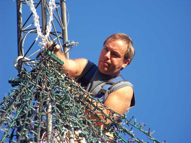 closeupbig.jpg - It got REAL crowded in a hurry.. Next year, we're adding Red and Green just below, but I'm running the string back down a couple of feet, so the plugs aren't so congested.